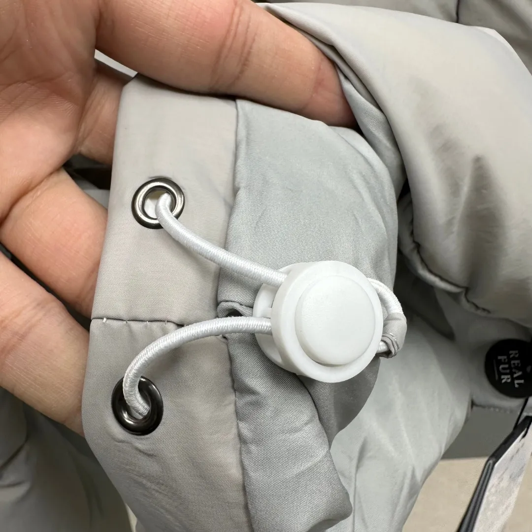 P780 𝗖𝗔𝗡𝗔𝗗𝗔 𝗚𝗢𝗢𝗦𝗘/Canada Goose capsule series macaron white label down jacket Fabric: Made of soft EnduraLuxe fabric imported from DuPont, CORDURA, USA, which enhances the durability of easy-to-wear parts, is lightweight and durable; the liner is made of 400T anti-velvet gallbladder, which is comfortable, soft and non-velvet. Hat: It has a detachable hood, which can be adjusted in two directions, and is also filled with down, which brings greater softness and wrapping around the head and neck, and is full of warmth. This parka has white trim at the back and around the hood, and the hood hardware is all original and custom-made to match the soft color of the fabric. Goose logo: The official website’s new series of large goose logos made of silicone, non-embroidered logos. Length: Fit hip-length. Accessories: The chest chain and pocket chain are all customized by YKK zipper company, and the zippers are consistent with the original color of the clothes; the zipper placket and inner straps are customized with the original Canada Goose logo; the cuffs are made of cashmere ribbing to increase comfort and lock in heat. Pockets: 3 exterior pockets: Fleece-lined hand-warmer pockets with two-way zipper closure for easy access. Security pocket with zipper closure under fly; 2 interior pockets: drop-in pocket Colors: Melt Blue, Moonlight Lime, Soft Pink, Beichen White Sizes: 𝗫𝗦-𝗦-𝗠
